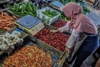 Barang dagangan di salah satu lapak pedagang Pasar Sentral Timika, Papua Tengah, Senin (18/12/2023). (Foto: Galeri Papua/Moh. Wahyu Welerubun)