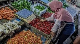 Barang dagangan di salah satu lapak pedagang Pasar Sentral Timika, Papua Tengah, Senin (18/12/2023). (Foto: Galeri Papua/Moh. Wahyu Welerubun)
