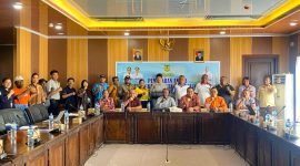 Foto bersama pada pembukaan kegiatan kajian pembuatan peta potensi dan peluang usaha di Kabupaten Mimika, bertempat di Lantai 3 Gedung A, Kantor Pusat Pemerintahan Kabupaten Mimika, Jumat (15/12/2023). (Foto: Istimewa/DPMPTSP Kabupaten Mimika)