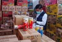 Petugas Loka POM Kabupaten Mimika saat memeriksa sejumlah produk pada salah satu sarana distribusi di Kota Timika, Papua Tengah, Selasa (19/12/2023). (Foto: Istimewa/Loka POM Mimika)