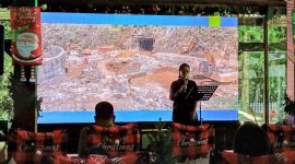 Vice President Corporate Communication PT Freeport Indonesia, Katri Krisnati, saat memaparkan capaian produksi PTFI dalam acara media gathering 2023 di Kuala Kencana, Mimika, Papua Tengah, Kamis (21/12/2023). (Foto: Galeri Papua/Moh. Wahyu Welerubun)