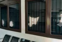 Sejumlah kaca jendela tampak pecah di Kantor DPRD Mimika, Rabu (27/12/2023). (Istimewa)