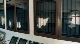 Sejumlah kaca jendela tampak pecah di Kantor DPRD Mimika, Rabu (27/12/2023). (Istimewa)