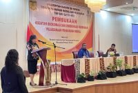 Asisten Bidang Administrasi Umum, Hendriette W. tandiyono, saat membacakan sambutan Pj Bupati Mimika. 