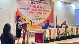 Asisten Bidang Administrasi Umum, Hendriette W. tandiyono, saat membacakan sambutan Pj Bupati Mimika. 