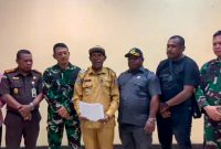 Pj Bupati Intan Jaya, Apolos Bagau, membacakan keputusan dan pernyataan sikap terkait pembangunan patung Yesus dan Blok Wabu. (Foto: Istimewa/Tangkapan layar video pers release Pemkab Intan Jaya)