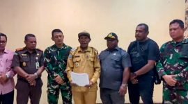 Pj Bupati Intan Jaya, Apolos Bagau, membacakan keputusan dan pernyataan sikap terkait pembangunan patung Yesus dan Blok Wabu. (Foto: Istimewa/Tangkapan layar video pers release Pemkab Intan Jaya)