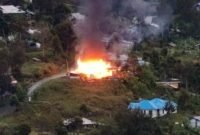 Tampak kobaran api melahap bangunan rumah di Intan Jaya, Papua Tengah. (Foto: Istimewa)
