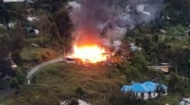 Tampak kobaran api melahap bangunan rumah di Intan Jaya, Papua Tengah. (Foto: Istimewa)