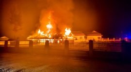 Tampak Kantor BPKSDM Paniai ludes terbakar pada Senin (1/1/2024) dini hari. (Foto: Istimewa/Humas Polda Papua)