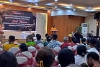Ketua Ikatan Pemuda Uwat Kabupaten Mimika, Isak Boy Welerubun, saat menyampaikan sambutannya pada perayaan Natal Pemuda-Pemudi Uwat Kabupaten Mimika, di Ballroom Hotel Grand Tembaga, Mimika, Papua Tengah, Kamis (4/1/2024). (Foto: Galeri Papua/Moh. Wahyu Welerubun)
