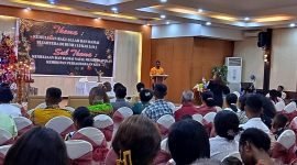 Ketua Ikatan Pemuda Uwat Kabupaten Mimika, Isak Boy Welerubun, saat menyampaikan sambutannya pada perayaan Natal Pemuda-Pemudi Uwat Kabupaten Mimika, di Ballroom Hotel Grand Tembaga, Mimika, Papua Tengah, Kamis (4/1/2024). (Foto: Galeri Papua/Moh. Wahyu Welerubun)