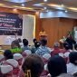 Ketua Ikatan Pemuda Uwat Kabupaten Mimika, Isak Boy Welerubun, saat menyampaikan sambutannya pada perayaan Natal Pemuda-Pemudi Uwat Kabupaten Mimika, di Ballroom Hotel Grand Tembaga, Mimika, Papua Tengah, Kamis (4/1/2024). (Foto: Galeri Papua/Moh. Wahyu Welerubun)