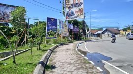 Alat peraga kampanye (APK) di sekitaran Bundaran Petrosea, Mimika, Papua Tengah. (Foto: Galeri Papua/Moh. Wahyu Welerubun)