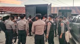Puluhan personel Polda Papua tiba di Kabupaten Dogiyai, Papua Tengah, untuk membantu Polres Dogiyai mengamankan Pemilu. (Foto: Istimewa/Humas Polres Dogiyai)
