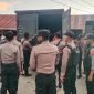Puluhan personel Polda Papua tiba di Kabupaten Dogiyai, Papua Tengah, untuk membantu Polres Dogiyai mengamankan Pemilu. (Foto: Istimewa/Humas Polres Dogiyai)