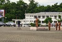 Wakil Bupati Mimika, Johannes Rettob, saat memimpin apel di pelataran Kantor Pusat Pemerintahan Kabupaten Mimika, Senin (8/1/2024). (Foto: Galeri Papua/Moh. Wahyu Welerubun)