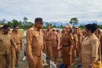 Wakil Bupati (Wabup) Mimika, Johannes Rettob, memeriksa barisan apel gabungan di pelataran Kantor Pusat Pemerintahan Kabupaten Mimika, Papua Tengah, Senin (8/1/2024). (Foto: Galeri Papua/Moh. Wahyu Welerubun)