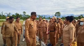 Wakil Bupati (Wabup) Mimika, Johannes Rettob, memeriksa barisan apel gabungan di pelataran Kantor Pusat Pemerintahan Kabupaten Mimika, Papua Tengah, Senin (8/1/2024). (Foto: Galeri Papua/Moh. Wahyu Welerubun)