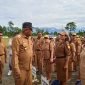 Wakil Bupati (Wabup) Mimika, Johannes Rettob, memeriksa barisan apel gabungan di pelataran Kantor Pusat Pemerintahan Kabupaten Mimika, Papua Tengah, Senin (8/1/2024). (Foto: Galeri Papua/Moh. Wahyu Welerubun)