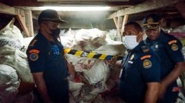 Petugas saat memasang PPNS Line pada ikan-ikan yang disegel. (Foto: Galeri Papua/Moh. Wahyu Welerubun)