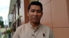 Kasat Reskrim Polres Mimika, Iptu Fajar Zadiq, saat ditemui di lobi Kantor PN Mimika, Selasa (9/1/2024). (Foto: Galeri Papua/Moh. Wahyu Welerubun)