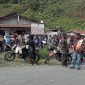 Tampak masyarakat berbondong-bondong mengantre BBM subsidi jenis pertalite di salah satu agen Pertamina, PT Alda Crist Papua (ACP), Distrik Mulia, Puncak Jaya. (Foto: Istimewa)
