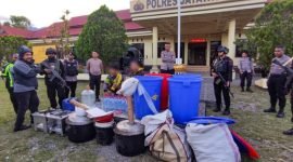 Dua orang terduga pelaku pembuat miras Cap Tikus beserta barang bukti diamankan Polres Jayawijaya, Selasa (9/1/2024). (Foto: Istimewa/Humas Polda Papua)