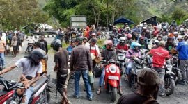 Antrean BBM di Kabupaten Puncak Jaya, Papua Tengah. (Foto: Istimewa/Dinas Kominfo Puncak Jaya)