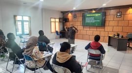 Pengelola Program Pascasarjana Program Studi Magister Ilmu Manajemen, Nanang Gunawan, sedang memberikan arahan kepada calon mahasiswa baru. (Foto: Istimewa).