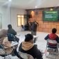 Pengelola Program Pascasarjana Program Studi Magister Ilmu Manajemen, Nanang Gunawan, sedang memberikan arahan kepada calon mahasiswa baru. (Foto: Istimewa).