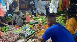 Lapak Pak'de Azis saat didatangi pembeli. (Foto: Moh. Wahyu Welerubun)