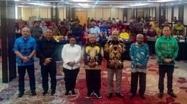 Foto bersama acara ramah tamah antara Pemerintah Provinsi Papua Tengah dan Pemerintah Kabupaten Mimika yang dipimpin langsung oleh Pj Gubernur Papua Tengah, Ribka Haluk, dan Bupati Mimika, Eltinus Omaleng. (Foto: Galeri Papua/Jefri Manehat)