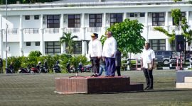 Pj Gubernur Papua Tengah, Ribka Haluk, didampingi Bupati Mimika, Eltinus Omaleng, saat apel gabungan di pelataran Kantor Pusat Pemerintahan Kabupaten Mimika, Jalan Poros SP3, Timika, Papua Tengah, Rabu (17/1/2024). (Foto: Galeri Papua/Moh. Wahyu Welerubun)