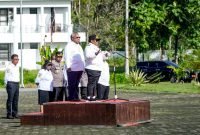 Pj Gubernur Papua Tengah, Ribka Haluk, didampingi Bupati Mimika, Eltinus Omaleng, saat apel gabungan di pelataran Kantor Pusat Pemerintahan Kabupaten Mimika, Jalan Poros SP3, Timika, Papua Tengah, Rabu (17/1/2024). (Foto: Galeri Papua/Moh. Wahyu Welerubun)