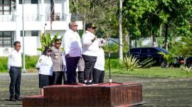 Pj Gubernur Papua Tengah, Ribka Haluk, didampingi Bupati Mimika, Eltinus Omaleng, saat apel gabungan di pelataran Kantor Pusat Pemerintahan Kabupaten Mimika, Jalan Poros SP3, Timika, Papua Tengah, Rabu (17/1/2024). (Foto: Galeri Papua/Moh. Wahyu Welerubun)