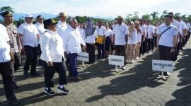 Pj Gubernur Papua Tengah, Ribka Haluk, saat memeriksa barisan ASN pada apel gabungan di pelataran Kantor Pusat Pemerintahan Kabupaten Mimika, Rabu 17/1/2024). (Foto: Galeri Papua/Moh. Wahyu Welerubun)