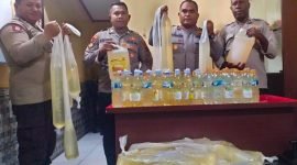 Sejumlah barang bukti yang diamankan saat razia miras di dermaga Pelabuhan Pomako, Kampung Pomako, Distrik Mimika Timur, Kabupaten Mimika, Papua Tengah, Kamis (18/1/2024). (Foto: Istimewa/Humas Polres Mimika)