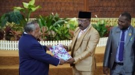Bupati Mimika, Eltinus Omaleng, saat menerima berita acara penetapan RAPBD Kabupaten Mimika tahun 2024 dari Ketua DPRD Mimika, Anton Bukaleng, di Kantor DPRD Kabupaten Mimika, Papua Tengah, Kamis (18/1/2024). (Foto: Galeri Papua/Moh. Wahyu Welerubun)