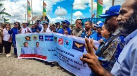 Koalisi Indonesia Maju Kabupaten Mimika datangi Kantor KPU Mimika untuk daftarkan koalisinya memenangkan Prabowo-Gibran dalam Pilpres 2024, Jumat (19/1/2024). (Foto: Galeri Papua/Endy Langobelen)