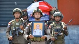 Upacara pelepasan jenazah Briptu Anumerta Alfandi Steve Karamoy, di Bandara Mozes Kilangin, Timika, Papua Tengah, Sabtu (20/1/2024). (Foto: Istimewa/Satgas Humas Damai Cartenz)