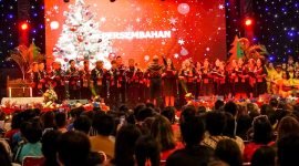 Grup paduan suara Iyakoko Patea saat membawakan lagu rohani berjudul Noel pada Ibadah Syukur Natal Ikatan Keluarga Toraja di Gedung Tongkonan, Jalan Samratulangi, Mimika, Papua Tengah, Sabtu (20/1/2024). (Foto: Galeri Papua/Moh. Wahyu Welerubun)