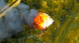 Tampak sebuah rumah dinas ASN Pemkab Intan Jaya di Kampung Mamba, Distrik Sugapa, diselimuti api dan kepulan asap. (Foto: Istimewa/Satgas Humas Damai Cartenz 2024)