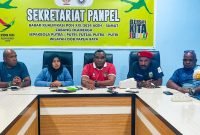 Konferensi pers KONI Provinsi Papua Tengah bersama panitia pelaksana Kualifikasi PON XXI 4 Provinsi DOB, Minggu (21/1/2024) malam. (Foto: Galeri Papua/Endy Langobelen) 