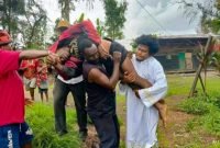 Yusak Sondegau, korban tewas ditembak aparat di Distrik Sugapa, Kabupaten Intan Jaya, Provinsi Papua Tengah, dibopong oleh seorang pastor dan warga setempat. (Foto: Istimewa)