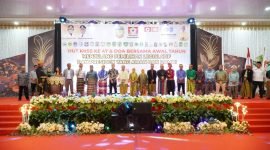 Ketua KKSS Kabupaten Mimika, Syamsuddin, bersama para Caleg Sulsel pada perayaan HUT KKSS ke-47, di Gedung Tongkonan, Jalan Sam Ratulangi, Mimika, Papua Tengah, Selasa (23/1/2024). (Foto: Galeri Papua/Moh. Wahyu Welerubun