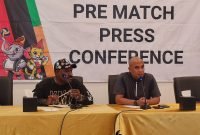 Ketua Panitia Futsal, Natex Bukaleng (Kiri), dan Direktur Kompetisi PSSI, Albinus Lauren (kanan), pada konferensi pers di ruang pertemuan Swiss-Belhotel Timika, Rabu (24/1/2024). (Foto: Galeri Papua/Endy Langobelen)