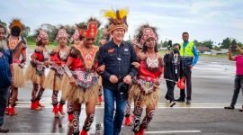 Dr. Soedeson Tandra, S.H., M.Hum saat dijemput dengan tarian Papua. (Foto: Istimewa)