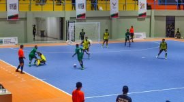 Tim futsal Papua Pegunungan (hijau) saat berhadapan dengan tim futsal Papua Tengah (kuning) pada babak kualifikasi PON XXI Aceh-Sumut di Gor Futsal Mimika, Rabu (24/1/2024). (Foto: Galeri Papua/Endy Langobelen) 