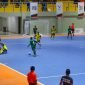 Tim futsal Papua Pegunungan (hijau) saat berhadapan dengan tim futsal Papua Tengah (kuning) pada babak kualifikasi PON XXI Aceh-Sumut di Gor Futsal Mimika, Rabu (24/1/2024). (Foto: Galeri Papua/Endy Langobelen) 